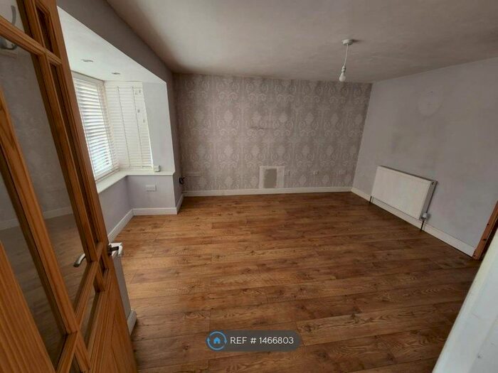 3 Bedroom Semi-Detached House To Rent In Wyndham Avenue, Swinton, Manchester, M27