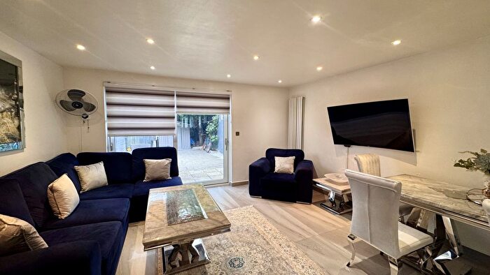 3 Bedroom Terraced House For Sale In Woolacombe Way, Hayes, UB3