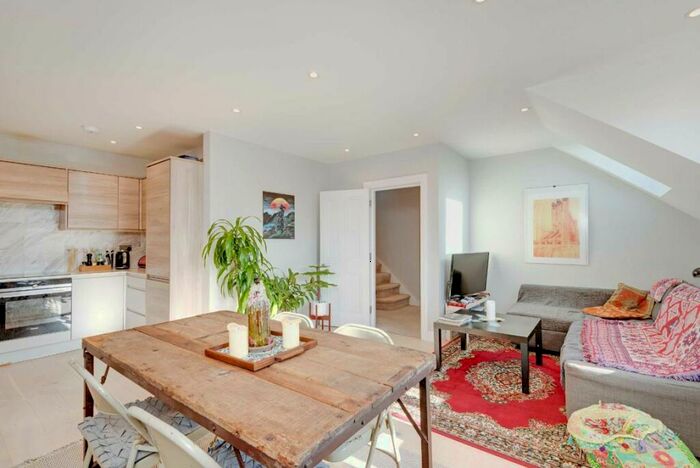 3 Bedroom Flat To Rent In Lausanne Road, London, N8