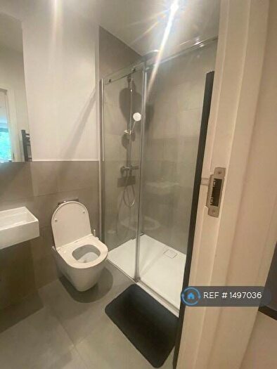 Studio To Rent In Oakway, London, N14