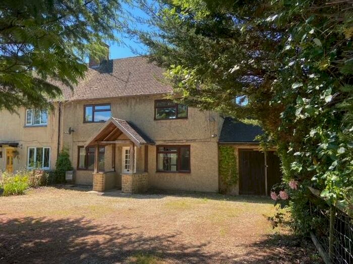 3 Bedroom Semi-Detached House To Rent In Sturt Road, OX7