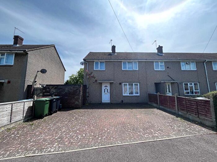 3 Bedroom Semi Detached House To Rent In Brickmakers Lane, Hemel Hempstead, Hertfordshire, HP3