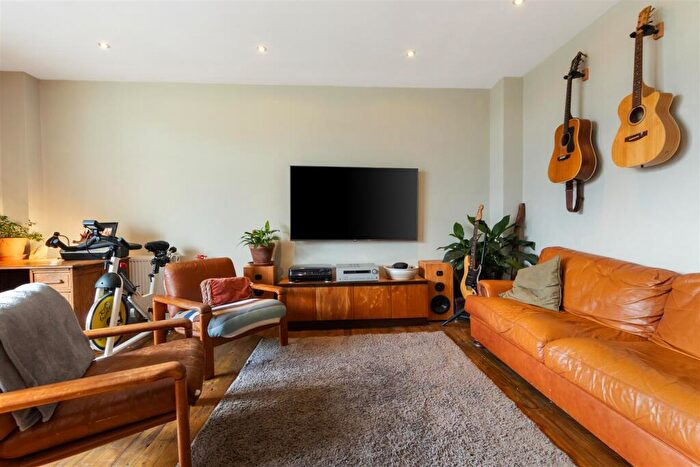 2 Bedroom Flat To Rent In High Street, Petersfield, GU32
