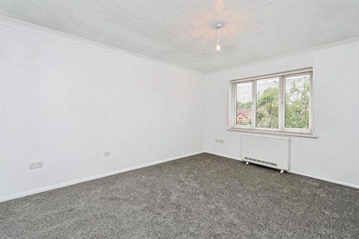 2 Bedroom Maisonette For Sale In Beacon Close, Rownhams, Southampton, SO16