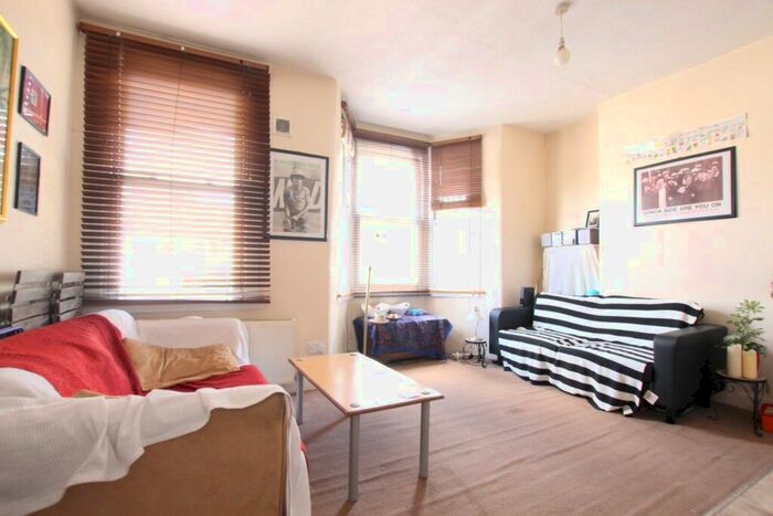 2 Bedroom Flat To Rent In Effingham Road, Haringey, N8