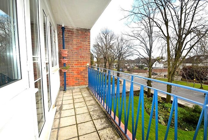 2 Bedroom Flat For Sale In Chase Side, London, N14