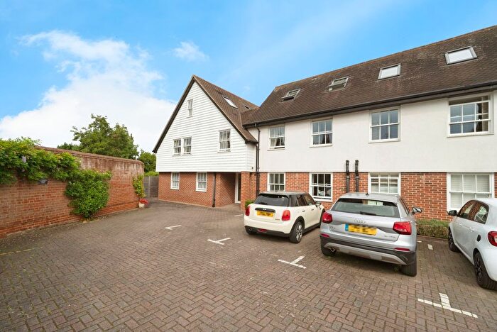 1 Bedroom Flat For Sale In Church Street, Leatherhead, Surrey, KT22