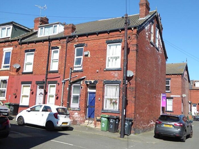 2 Bedroom Terraced House For Sale In Brompton Grive, Beeston, LS11