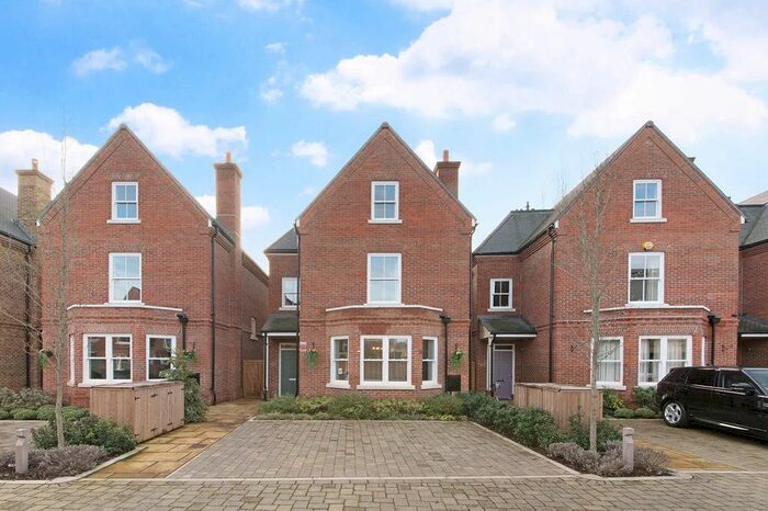 4 Bedroom Detached House To Rent In Barrons Chase, Richmond, TW10