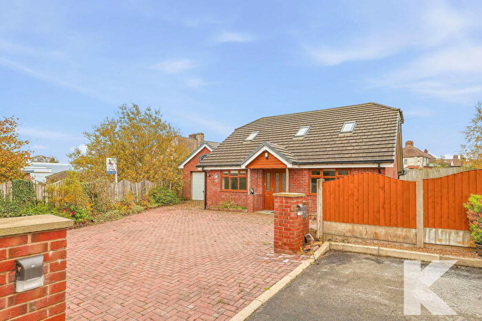 4 Bedroom Detached House For Sale In Yew Tree Close, Rochdale, OL11