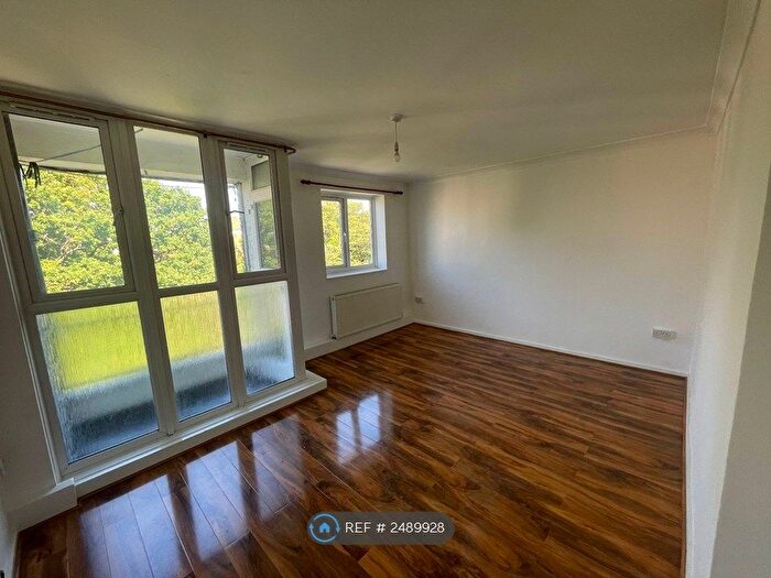 3 Bedroom Flat To Rent In Hayward Gardens, London, SW15