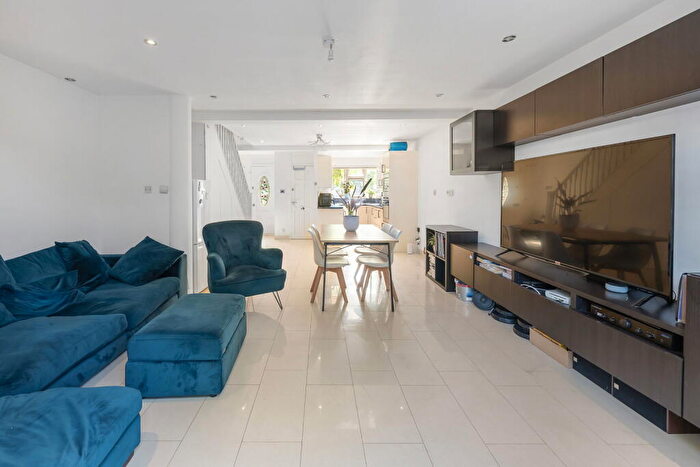 3 Bedroom Duplex For Sale In Acacia Road, London, E11