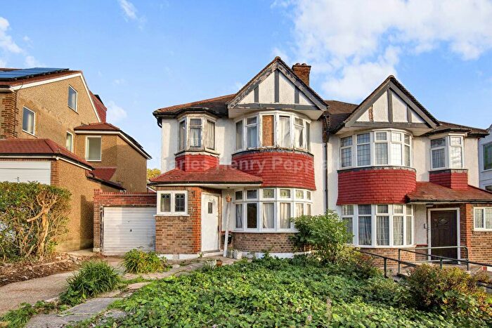 3 Bedroom Semi Detached House For Sale In Brycedale Crescent, Southgate, N14
