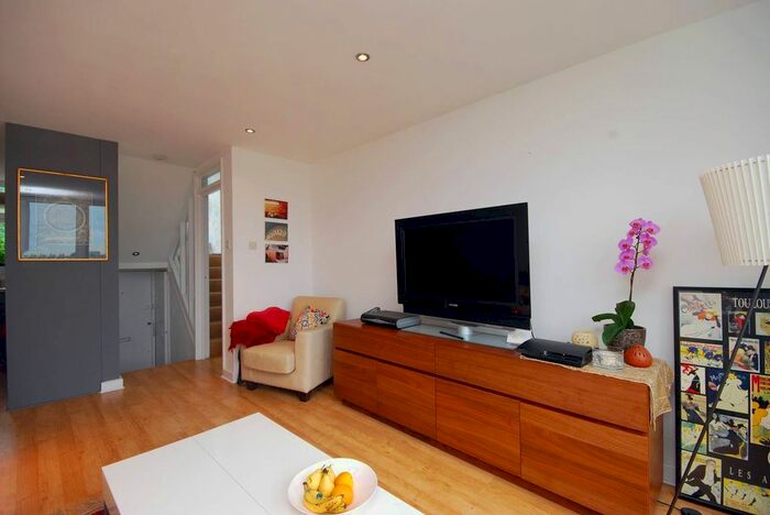 1 Bedroom Maisonette To Rent In Adam Walk, Crabtree Estate, London, SW6
