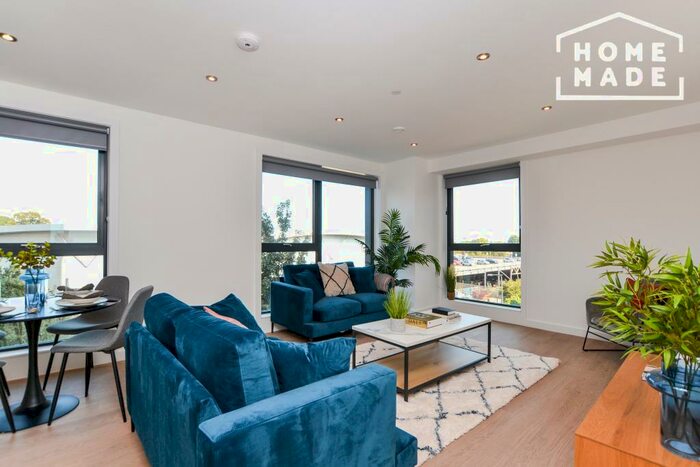 3 Bedroom Apartment To Rent In Sienna House, Sutton, SM1