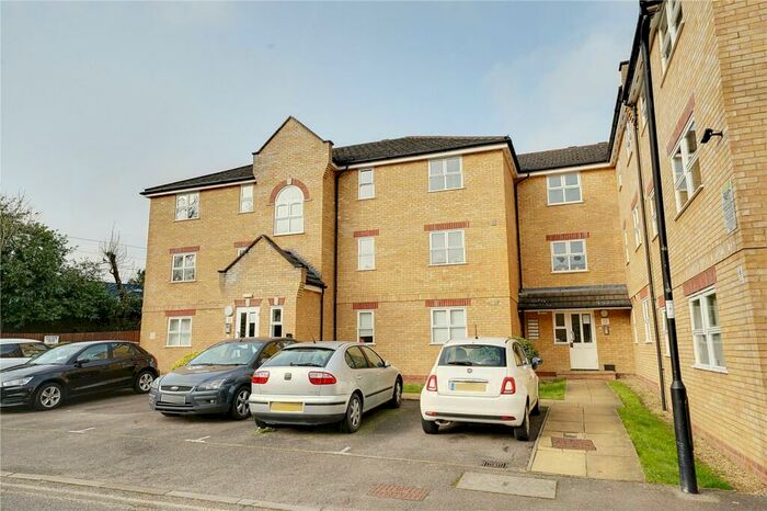 2 Bedroom Flat To Rent In Kirkland Drive, Enfield, EN2