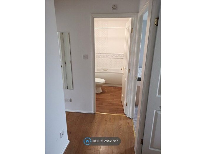 2 Bedroom Flat To Rent In Salford, Salford, M3