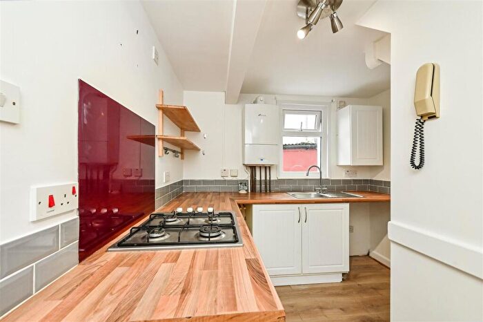 1 Bedroom Flat For Sale In Charles Street, Petersfield, GU32