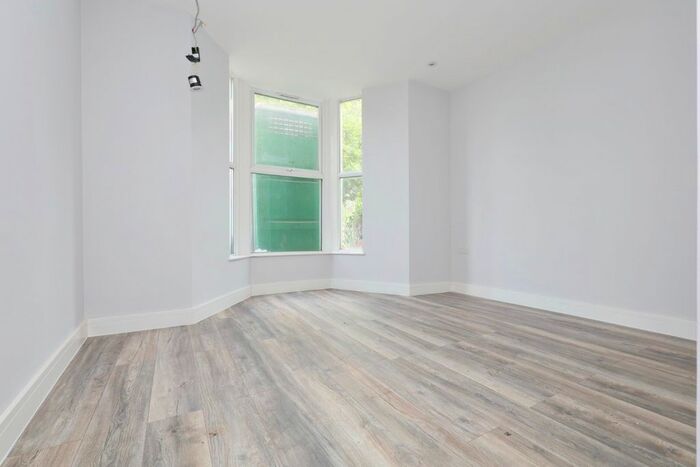 3 Bedroom Flat To Rent In Bounds Green Road, London, N22