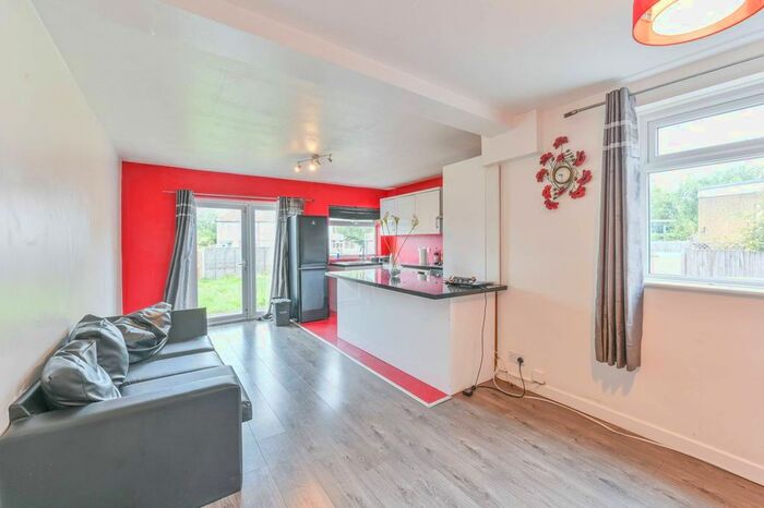 3 Bedroom Flat To Rent In Roxeth Green Avenue, Harrow, HA2