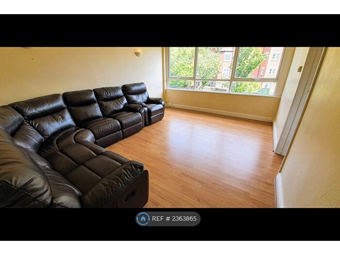 2 Bedroom Flat To Rent In Falkland Court, Leeds, LS17