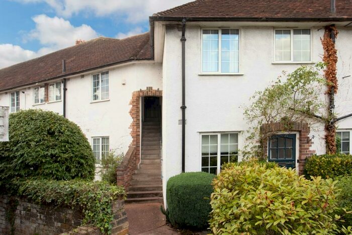 2 Bedroom Flat To Rent In Queens Road, Weybridge, KT13