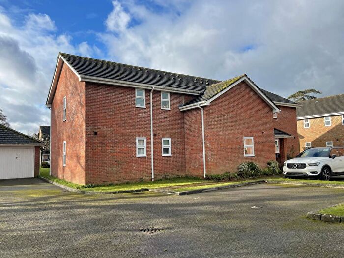 2 Bedroom Apartment To Rent In Bowes Close, Horsham, RH13
