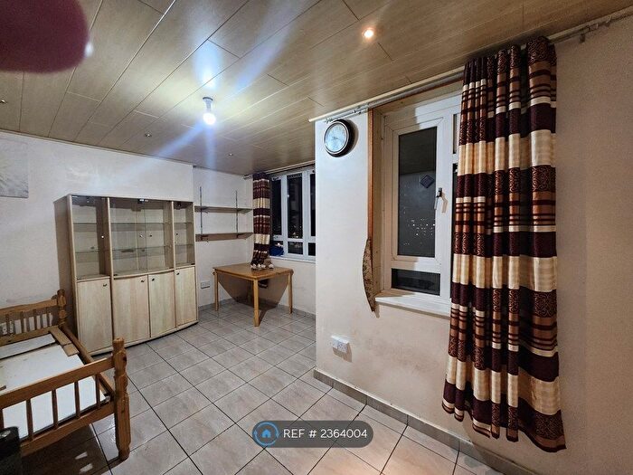 2 Bedroom Flat To Rent In Mark House, London, E2