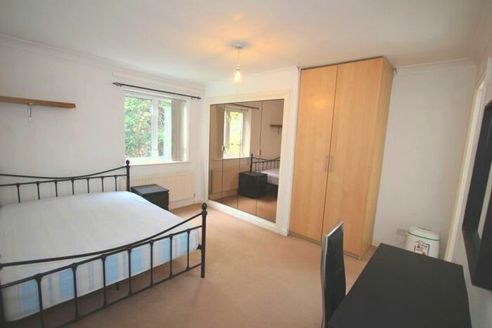 3 Bedroom Flat To Rent In Portsmouth Road, Kingston Upon Thames, KT1