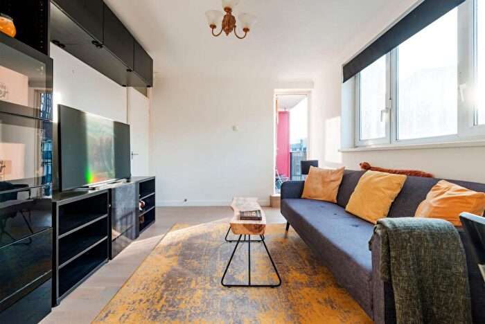 1 Bedroom Flat For Sale In Bazely Street, London, E14