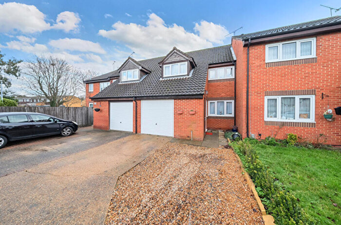 3 Bedroom Terraced House For Sale In Parkside Close, Houghton Regis, Dunstable, LU5