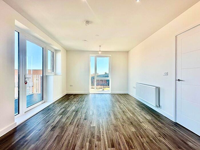 2 Bedroom Apartment To Rent In High View, Hatfield, AL10