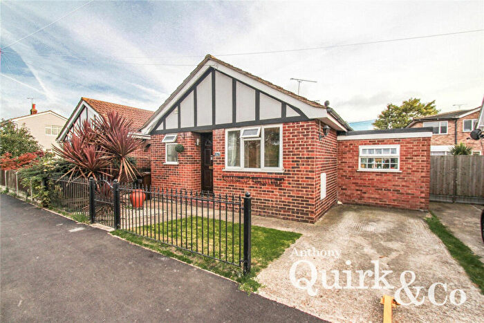 2 Bedroom Detached Bungalow For Sale In Smallgains Avenue, Canvey Island, SS8
