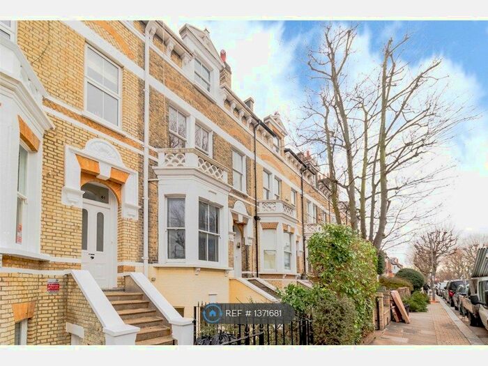 3 Bedroom Flat To Rent In Geraldine Road, London, SW18