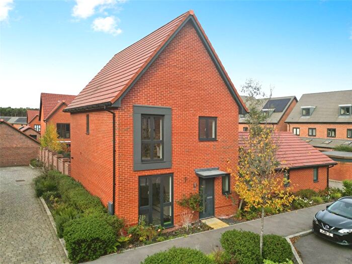 3 Bedroom Detached House For Sale In Hawthorn Drive, Crowthorne, Berkshire, RG45