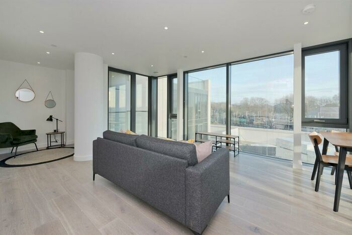 2 Bedroom Apartment To Rent In East Tower, City North Place, N4