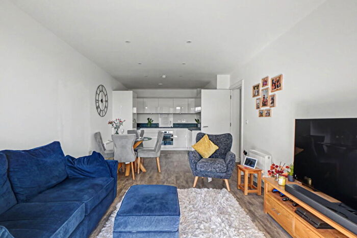 2 Bedroom Flat For Sale In Corys Road, Rochester, ME1