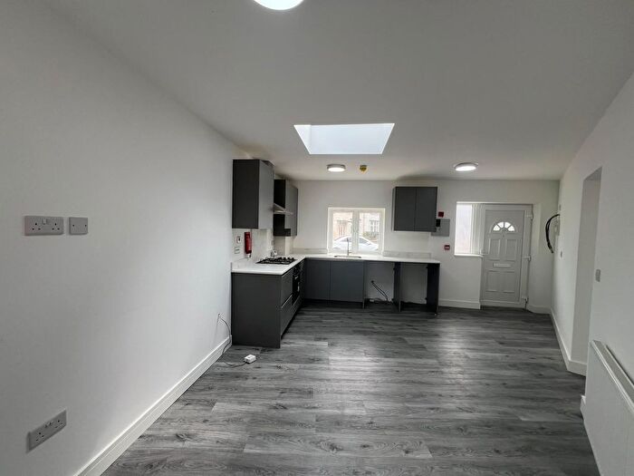 2 Bedroom Flat To Rent In Commonwealth Avenue, Hayes, UB3