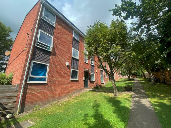2 Bedroom Flat To Rent In Welton Grove, Leeds, LS6
