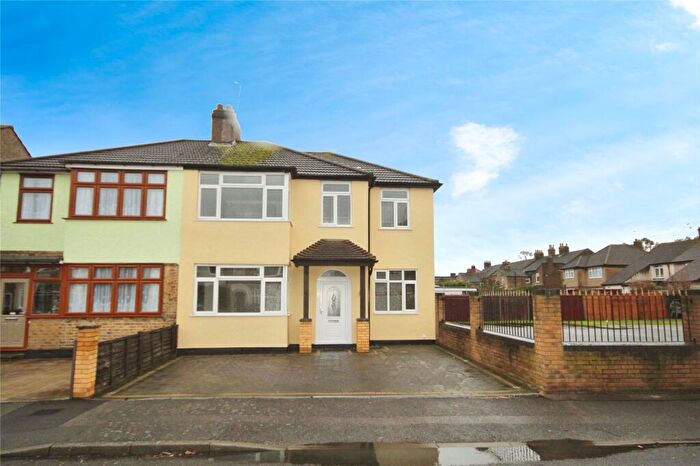 5 Bedroom Semi Detached House To Rent In Cedar Road, Romford, RM7