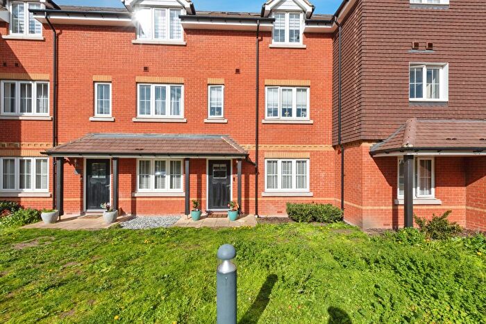 2 Bedroom Flat For Sale In Gatehouse Close, Ashford, TW15