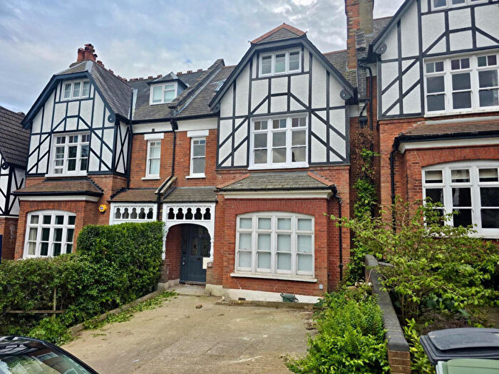 1 Bedroom Maisonette For Sale In Onslow Gardens, London, N10