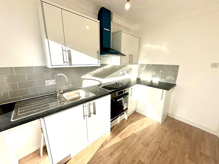 2 Bedroom Flat To Rent In State Mansions, Ilford, IG6