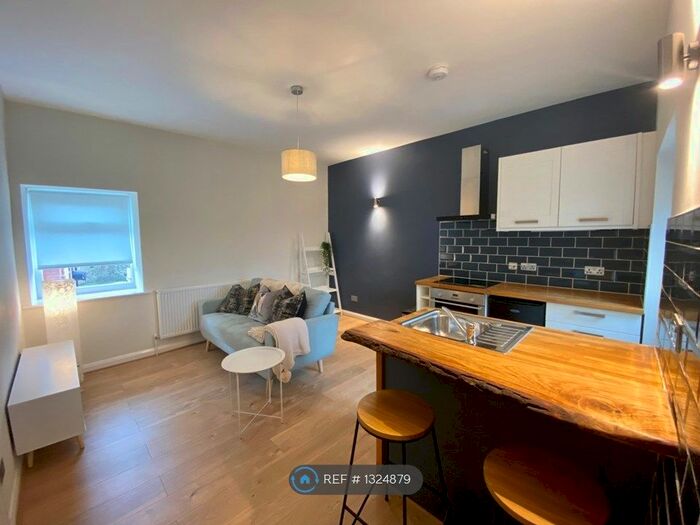 2 Bedroom Flat To Rent In Quarry Cottages, Horsforth, Leeds, LS18