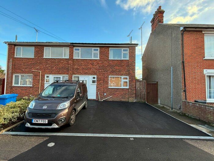 3 Bedroom Semi-Detached House To Rent In Camden Road, IP3