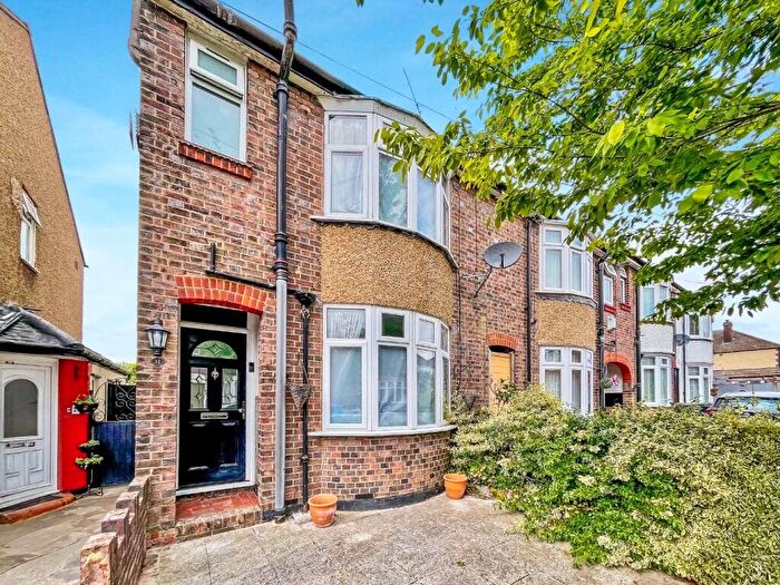 2 Bedroom End Terrace House For Sale In Sunridge Avenue, Luton, Bedfordshire, LU2