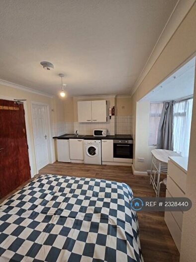 Studio To Rent In Macdonald Road, London, N11