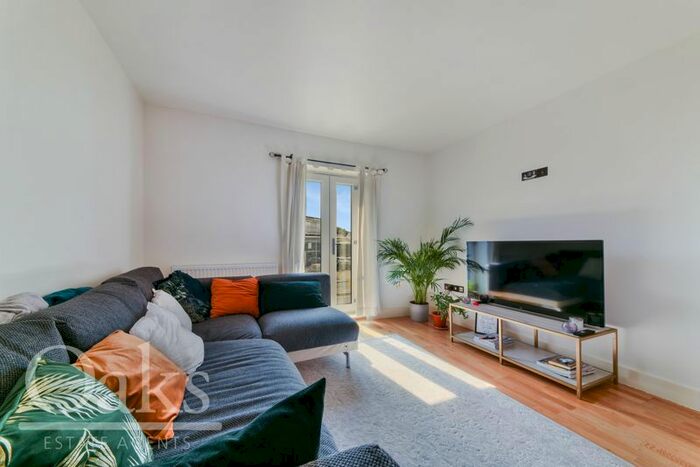 1 Bedroom Flat To Rent In Woodside Green, Woodside, Croydon, SE25