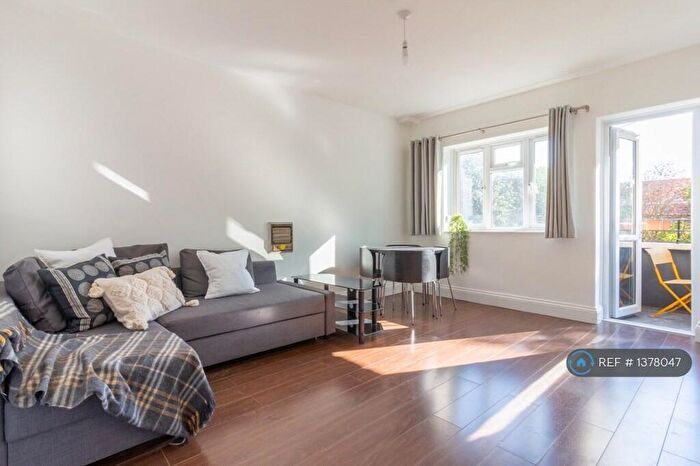 1 Bedroom Flat To Rent In Lochinvar Street, London, SW12