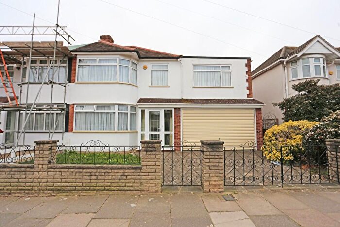 5 Bedroom Semi Detached House To Rent In Gordon Road, Romford, London, RM6